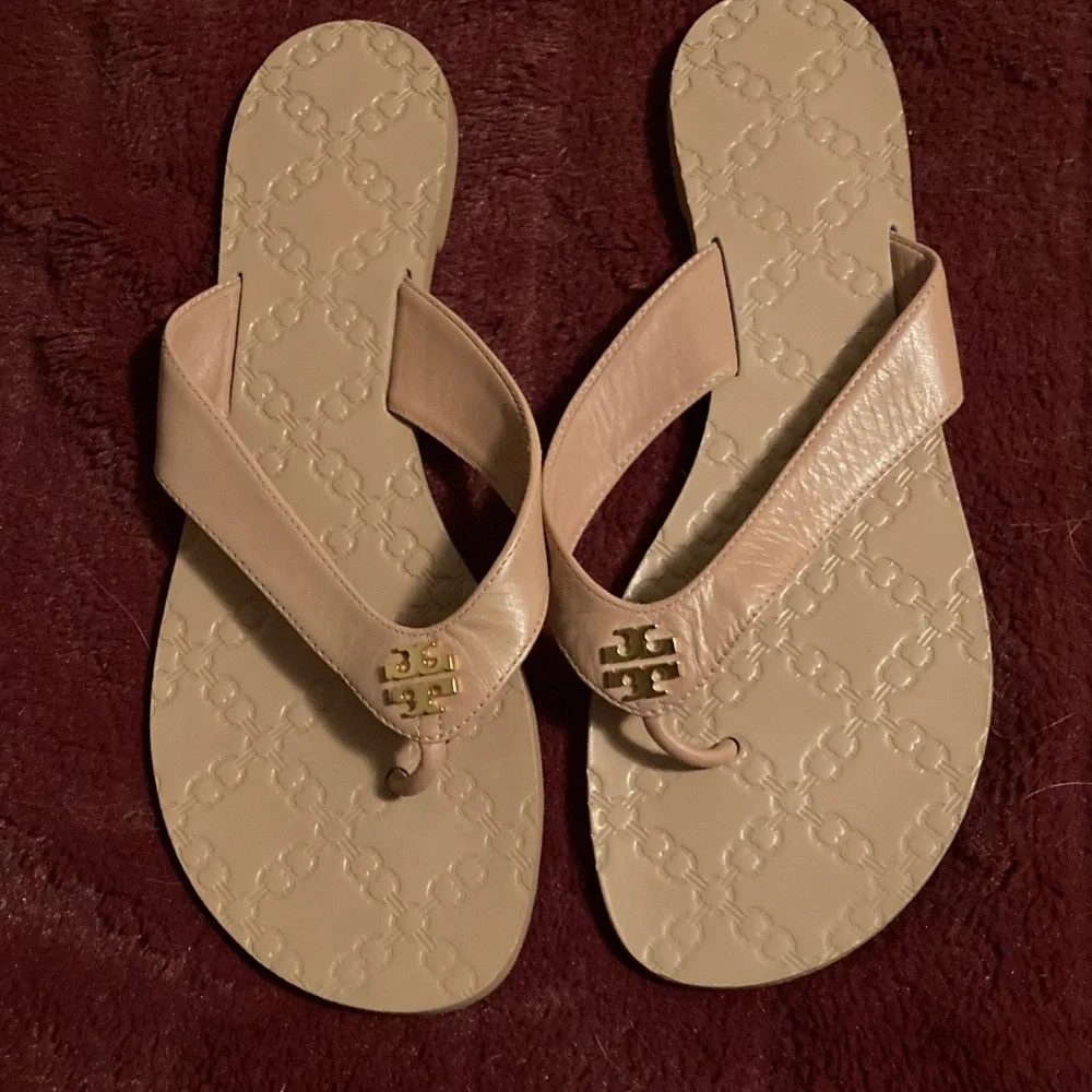 Tory Burch Beige Sandals with Gold Logo - Picture 2 of 4